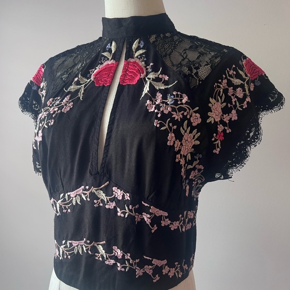 Floral Embroidered Black Lace Blouse - Picture 5 of 6
